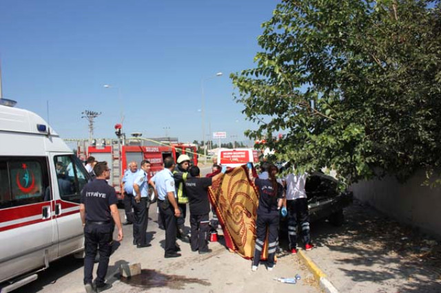 Hurda Yığınına Dönen Araç Battaniye ile Kapatıldı