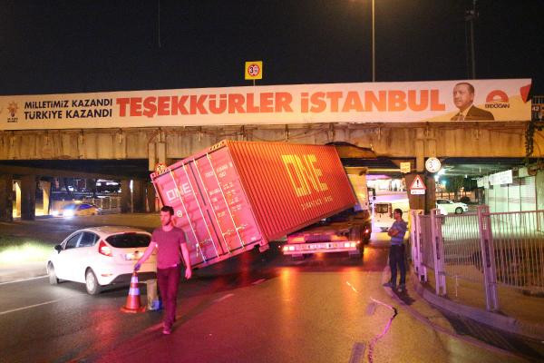 TIR, Unkapanı Köprüsü'ne takıldı