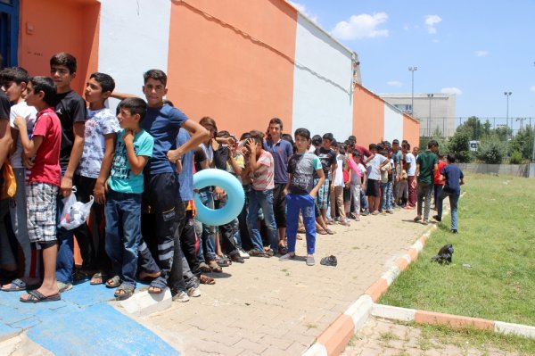 Sıcaklık 61 dereceyi gösterdi, serinlemek için havuzlarda kuyruklar oluştu