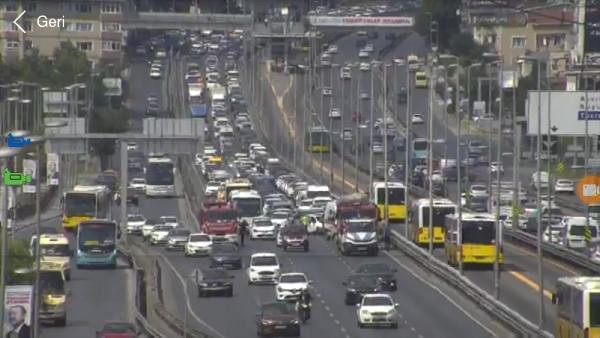 Küçükçekmece'de zincirleme kaza! Trafik kilitlendi