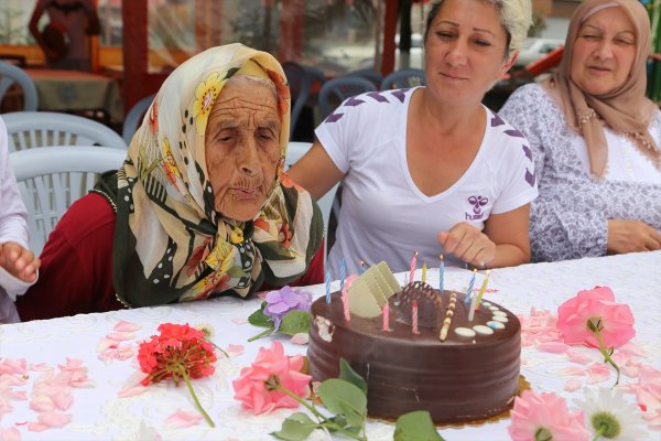 Doğum gününü ilk kez 100 yaşında kutladı!