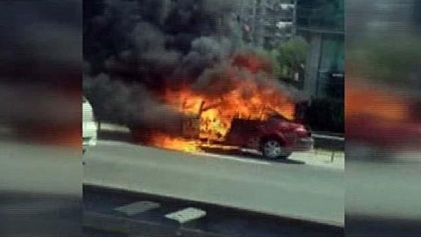 TEM otoyolunda yanan araç trafiği kilitledi