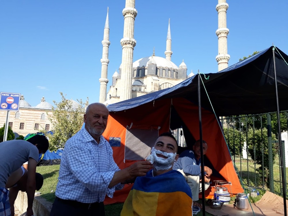 Kırkpınar sevdalıları geceyi Selimiye Camii avlusunda geçirdi