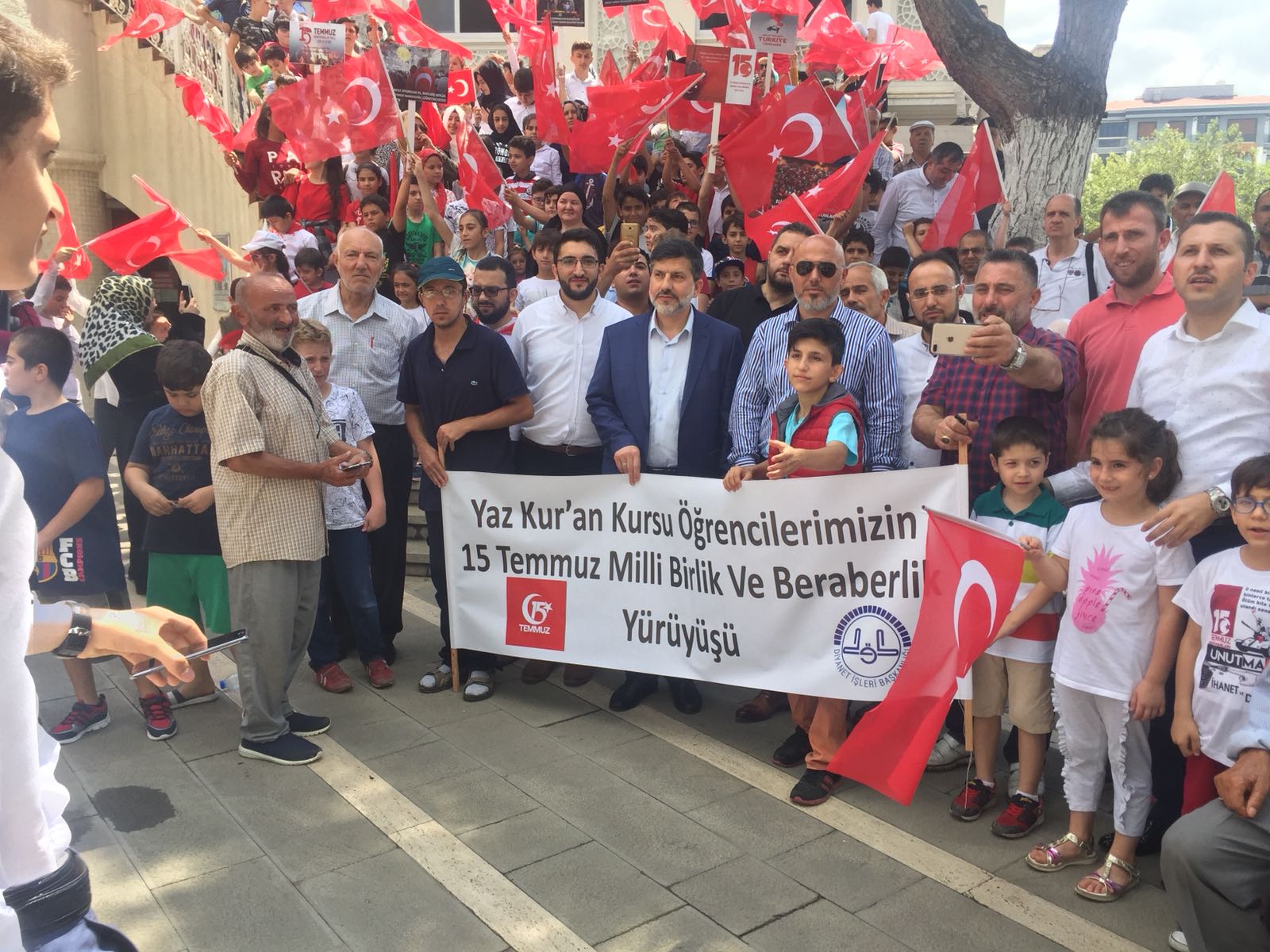 Pendik’te Yaz Kur'an kursu öğrencilerinden 15 Temmuz yürüyüşü