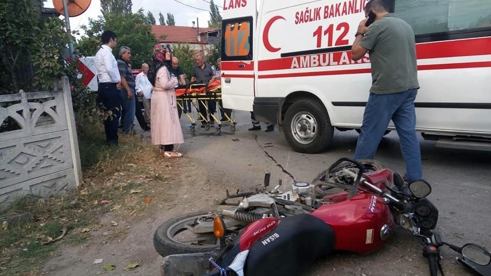 Sakarya’da motosiklet ile otomobil çarpıştı: 2 yaralı