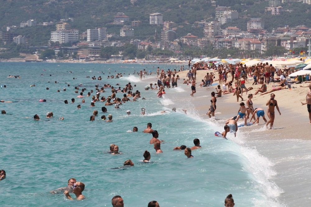 Alanya’da plajlar tıklım tıklım