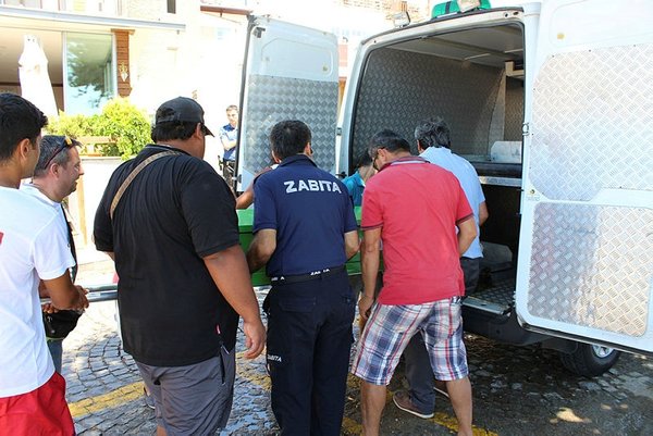 Tuzağına kendisi düştü! Hırsızlar için kurduğu elektriğe kapıldı