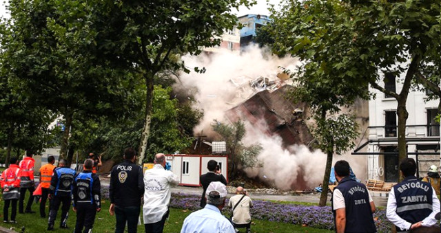 Beyoğlu'nda çökme tehlikesi yaşanan bina çöktü | İşte binanın çökme anı