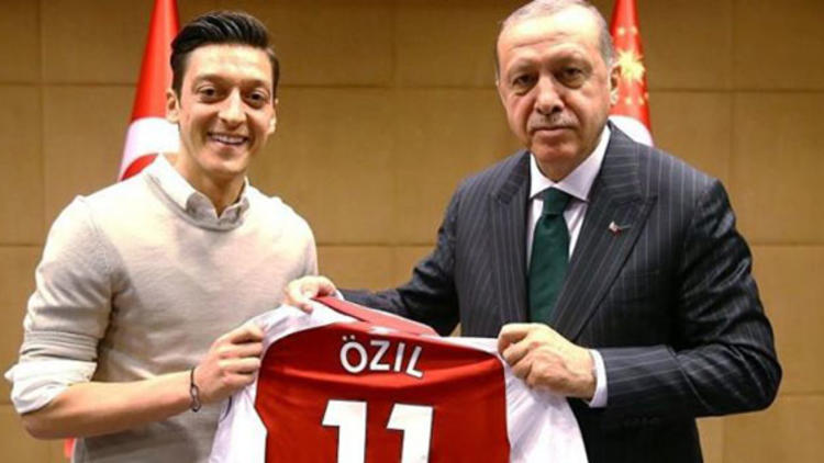 Cumhurbaşkanı Erdoğan'dan Mesut Özil yorumu " Gözlerinden öperim"