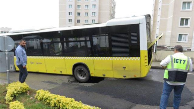 İstanbul'da otobüs geçerken yol çöktü!