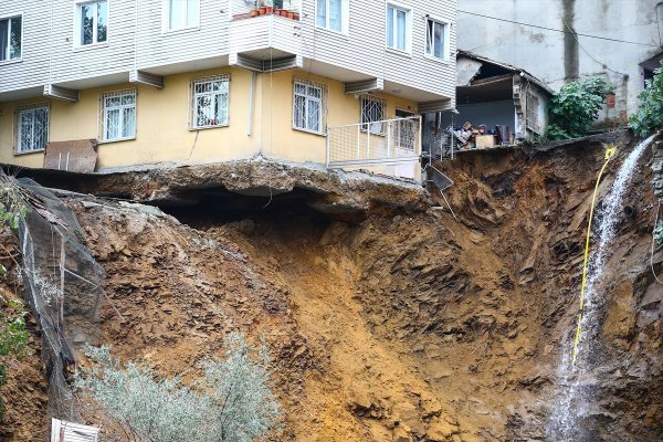 Arda Turan Beyoğlu'ndan yıkılan bina hakkında konuştu