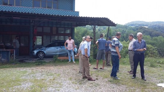 Zonguldak'ta akıl almaz kaza! Sürücü balkon saçağında bulundu!