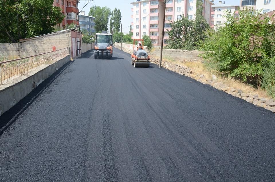 Van Erciş’te yol asfaltlama çalışması sürüyor