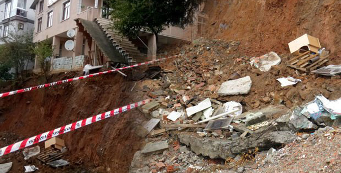 Sancaktepe'de bir binada çökme riski! 3 katlı bina boşaltıldı