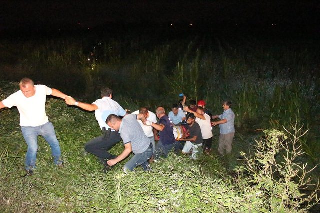 Sakarya'da otomobilden fırlayan sürücü çevredekilerin telefon ışıkları ile bulundu