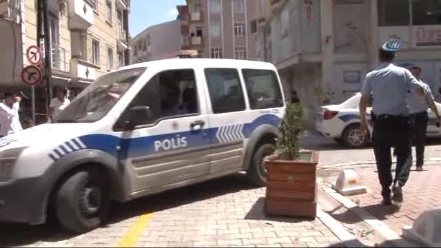 İstanbul Esenyurt'ta polis aracına silahlı saldırı