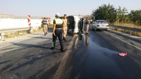 Gaziantep'te işçi servisi devrildi: 17 kişi yaralandı