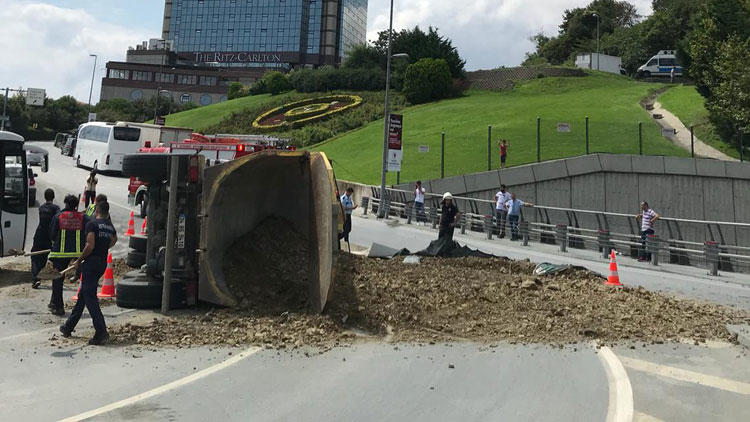 Beşiktaş'ta hafriyat kamyonu devrildi - Bölgede trafik yoğunluğu yaşanıyor