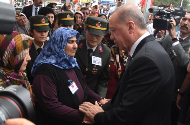 Hakkari'de şehit edilen anne ve bebeğine veda