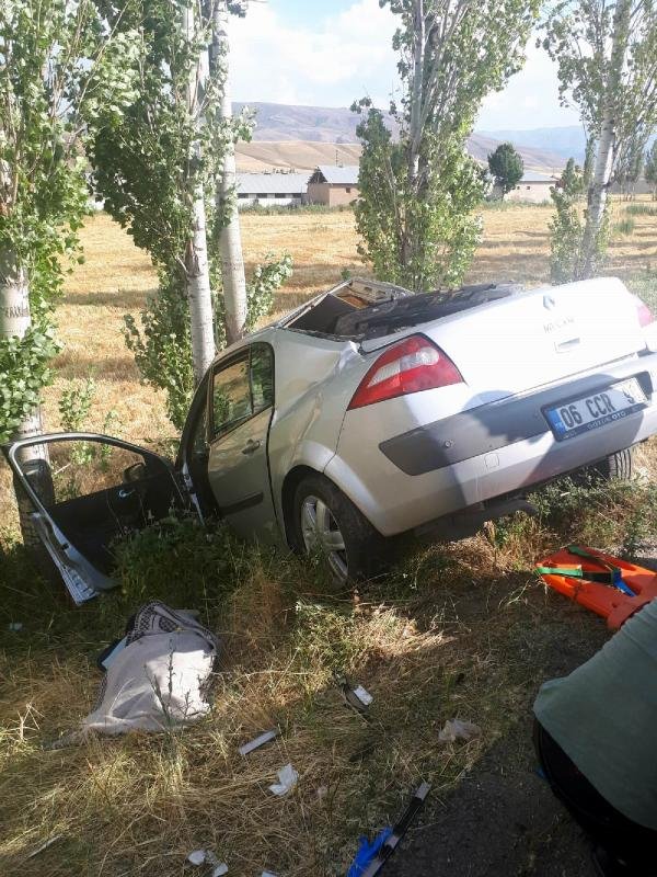 Erzincan'da kız istemeye giden aile kaza yaptı: 2 ölü, 3 yaralı