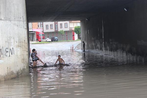 Samsun'da çocuklar alt geçitte biriken yağmur sularında yüzdü