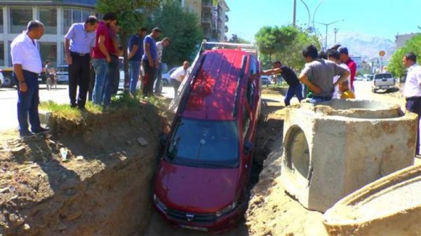 Muş'ta el freni çekilmeyen araç 2 metrelik çukura girdi