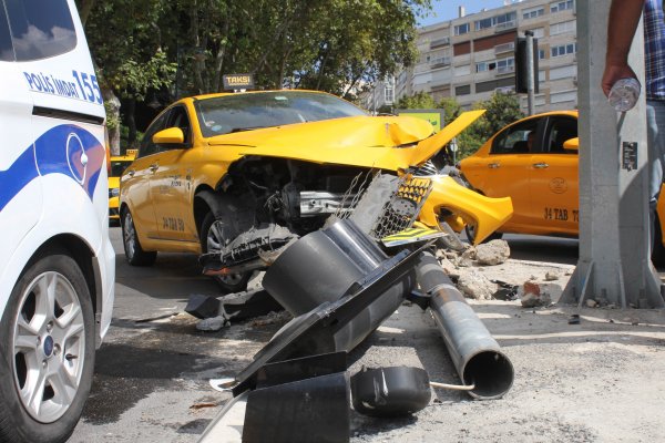 Şişli'de alkollü sürücü kaza yaptı