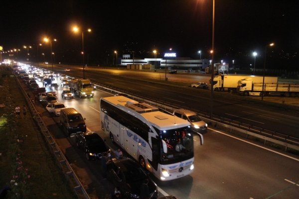 İstanbul'a dönüş yolu trafiği başladı