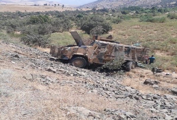 Hakkari'de askeri araç devrildi: 2 şehit, 7 yaralı