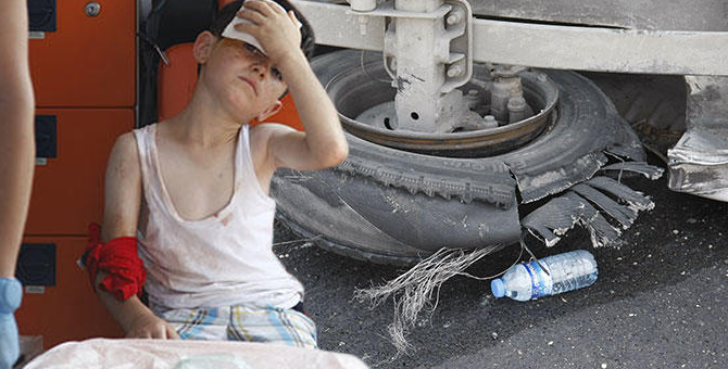 Bursa'da lastiği patlayan minibüs bariyerlere çarptı: Çok sayıda yaralı var