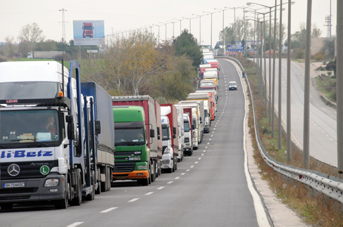 Sınır kapısında 10 km'lik kuyruk