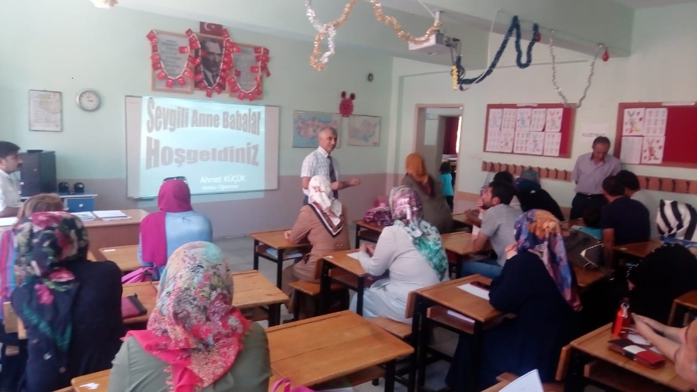 Adıyaman'ın Gölbaşı ilçesi Gazi ilkokulunda Öğrenci velilerine seminer verildi