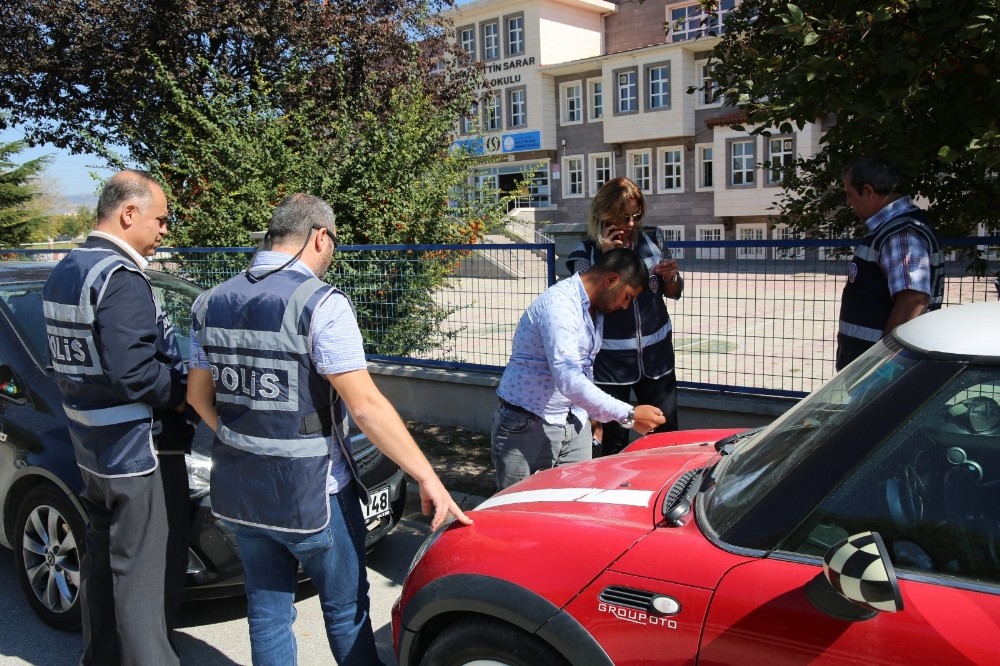 Polisten "Çocuk ve Gençlerin Korunmasına Yönelik Okul Çevreleri ile Servis Araçları Denetim Uygulaması"