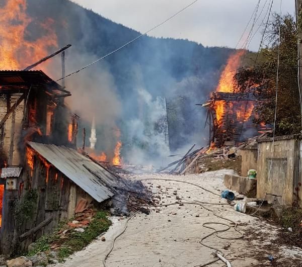 Kastamonu'da yangın: 8 ev, 1 ahır kül oldu!