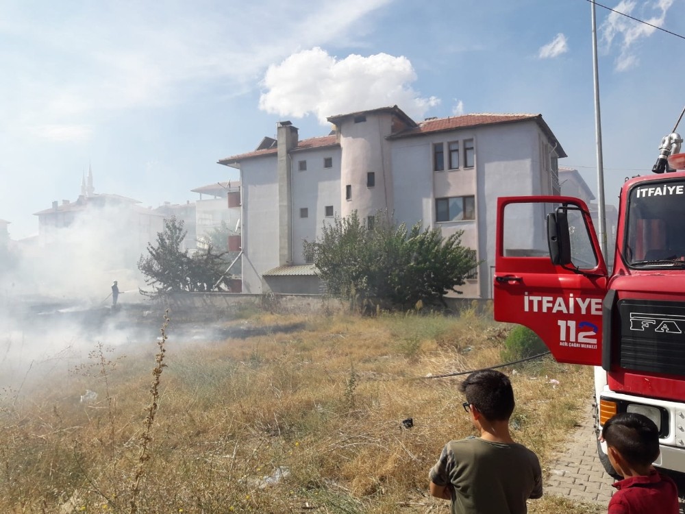 Kula'daki ot yangını korkuttu