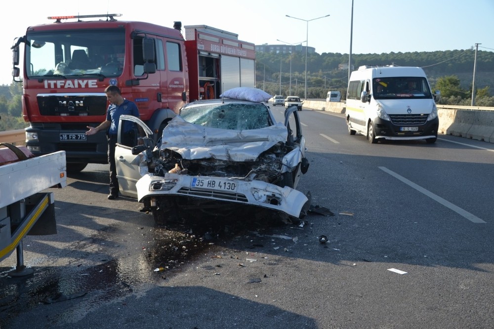 Mudanya'da Otomobil kamyonete çarptı: 1 yaralı