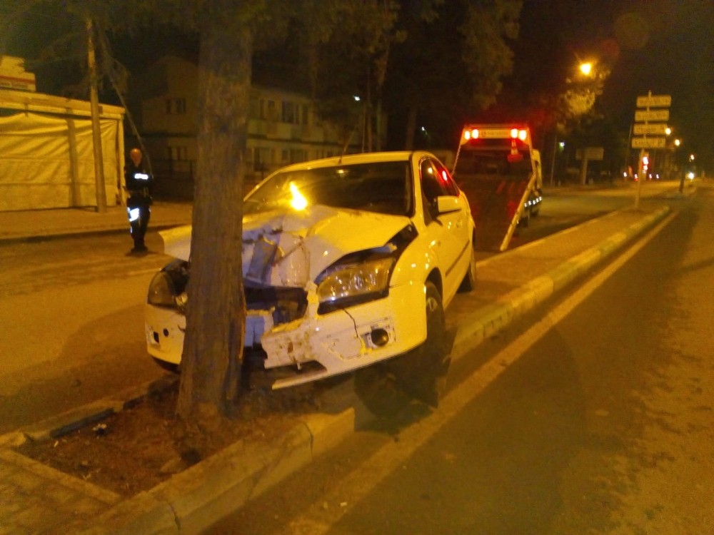 Konya'nın Beyşehir ilçesinde kontrolden çıkan otomobil ağaca çarptı: 1 yaralı