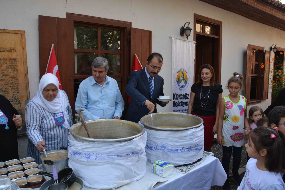 Köyceğiz Belediyesinden Kültür Evi bahçesinde aşure ikramı