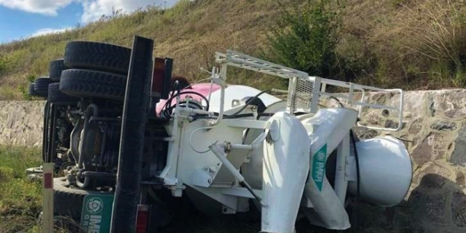 Beton mikseri devrildi