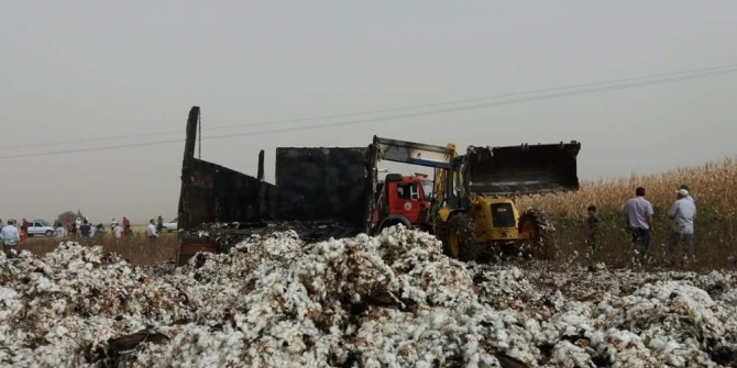 Pamuk yüklü kamyon elektrik tellerine temas edince alev aldı