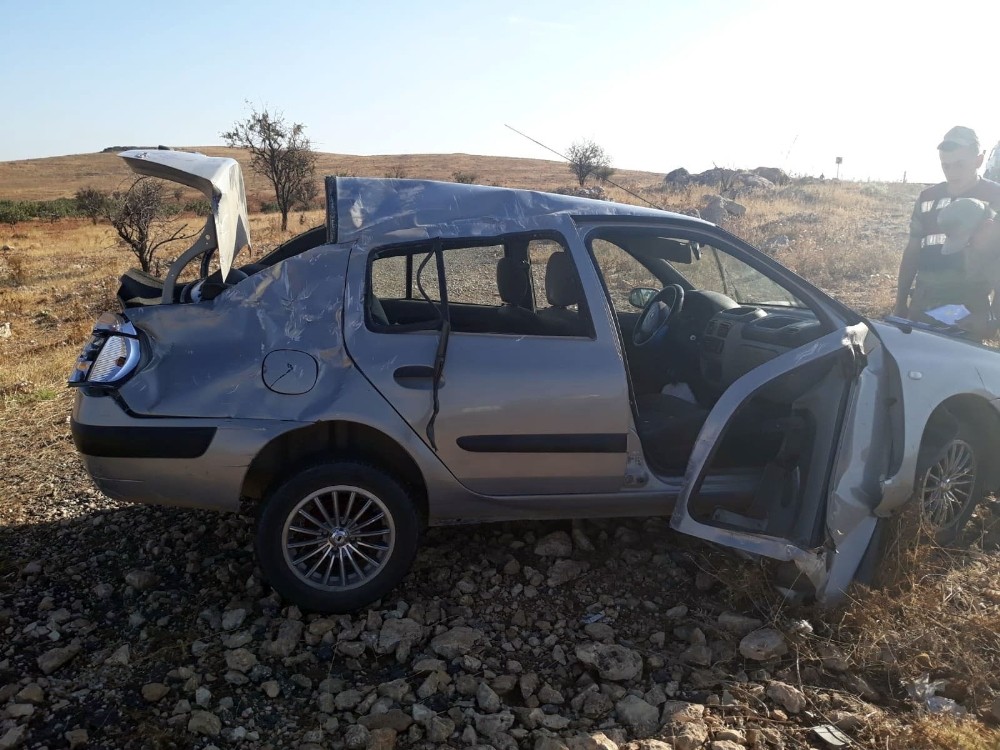 Şanlıurfa Gaziantep otoyolun Otomobil takla attı: 4 yaralı