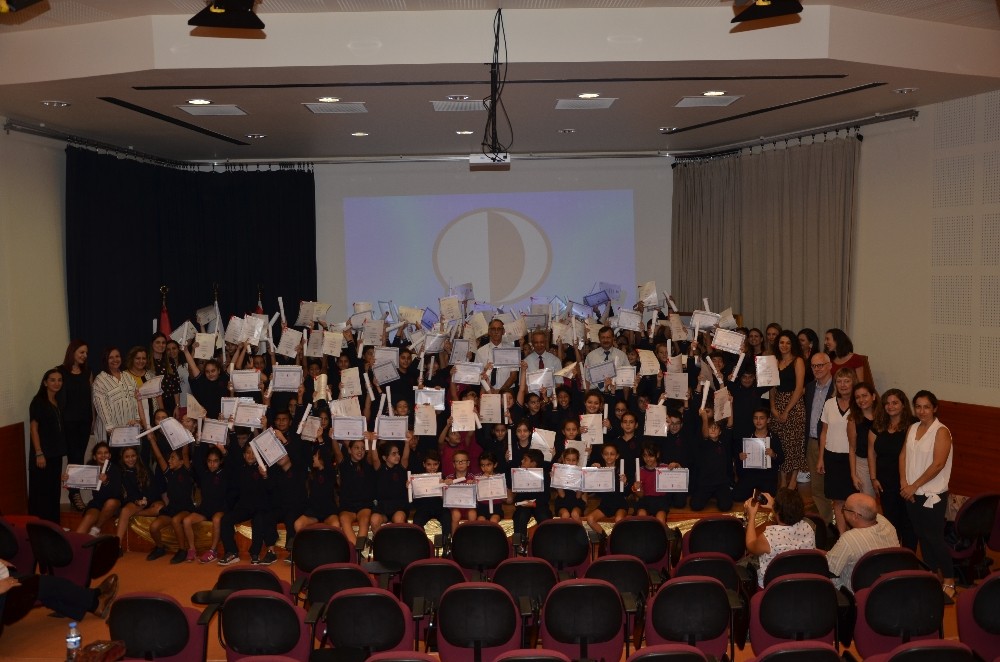 Yakın Doğu İlkokulu öğrencileri sertifikalarını aldı