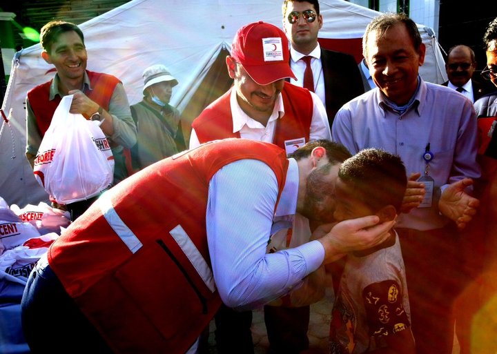 Bakan Albayrak Endonezya'da yardım dağıttı