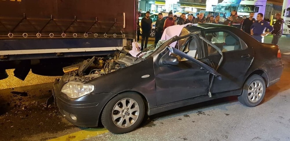 Giresun'un Görele ilçesinde Otomobil tırın altına girdi: 1 ölü, 1 yaralı