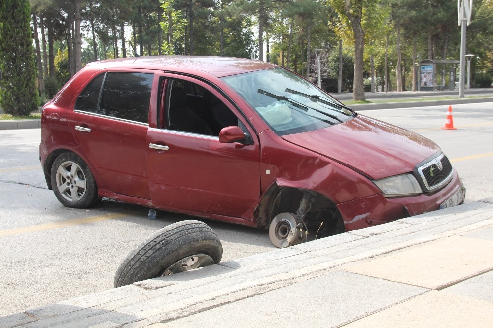 Elazığ merkeze bağlı Üniversite Mahallesiinde trafik kazası: 2 yaralı