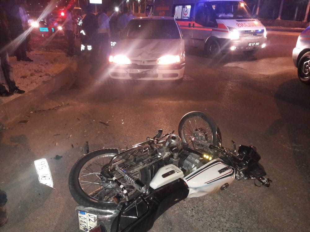 Adıyaman'da otomobil ile motosiklet 2 kişi yaralandı.