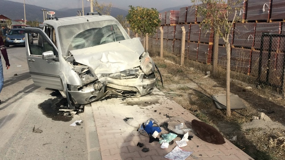 Erzincan Organize Sanayi Bölgesi'ndeki bir kavşakta  trafik kazası: 5 yaralı