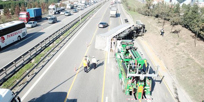 TEM'de feci kaza: Devrilen TIR trafiği birbirine kattı