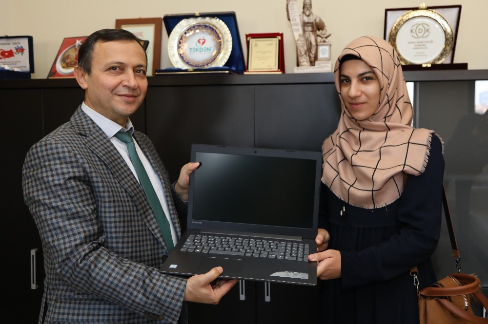 Rektör Çalış,  Üniversitesi'ni seçen öğrencilere laptop hediye etti.