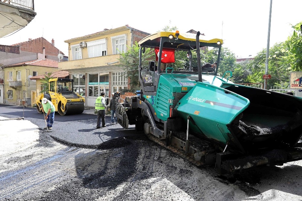 Buca yollarına asfalt serme, yama, taş parke ve kaldırım çalışmaları yapıyor